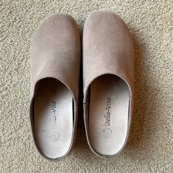 Bella-Vita Motto Clog, slip resistant. Tan almond suede color Size 6.5 M - Picture 1 of 7